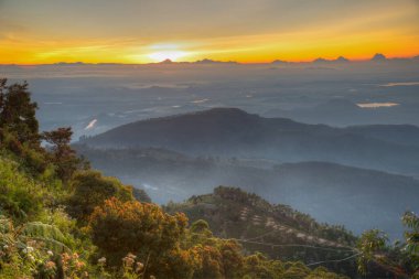 Sri Lanka dağları üzerinde gün doğumu Lipton 'un Koltuk bakış açısından görülüyor.