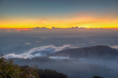 Sri Lanka dağları üzerinde gün doğumu Lipton 'un Koltuk bakış açısından görülüyor.
