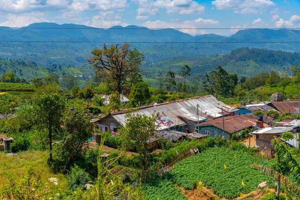 ヌワラエリヤ近くの村や茶畑が点在するスリランカの丘陵地帯 — ストック写真