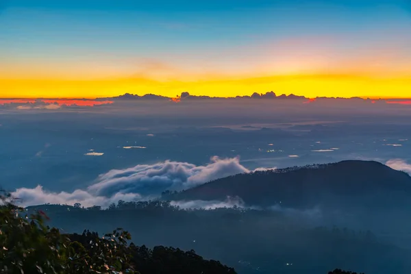 Auringonnousu Sri Lankan Ylängöillä Liptonin Istuimen Näkökulmasta Katsottuna — kuvapankkivalokuva