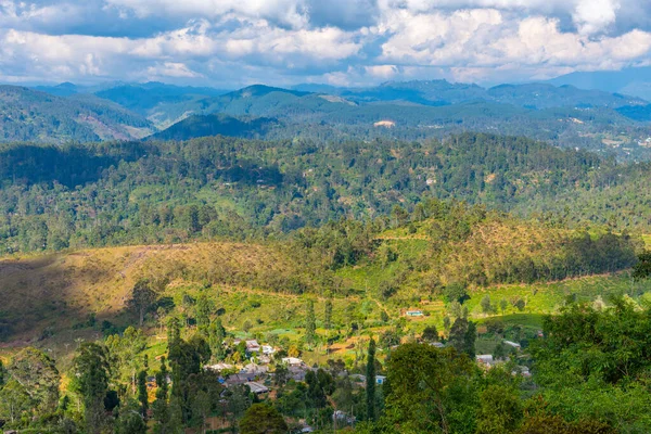 Paisagem Montanhosa Sri Lanka Pontilhada Com Aldeias Plantações Chá Perto — Fotografia de Stock