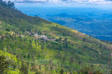 Sri Lanka 'nın tepeli manzarası Haputale yakınlarındaki köyler ve çay tarlalarıyla benekli..
