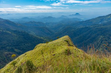Küçük Adam 'ın zirvesinin ve Sri Lanka' nın etrafının havadan görüntüsü..