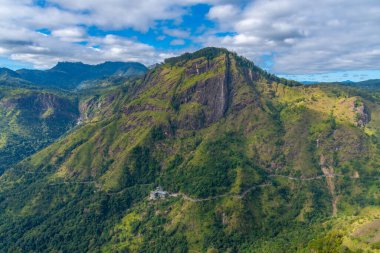 Küçük Adam 'ın zirvesinin ve Sri Lanka' nın etrafının havadan görüntüsü..