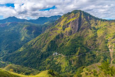 Küçük Adam 'ın zirvesinin ve Sri Lanka' nın etrafının havadan görüntüsü..