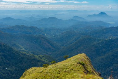 Küçük Adam 'ın zirvesinin ve Sri Lanka' nın etrafının havadan görüntüsü..