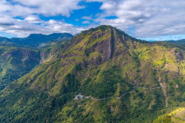 Küçük Adam 'ın zirvesinin ve Sri Lanka' nın etrafının havadan görüntüsü..