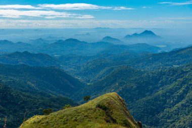 Küçük Adam 'ın zirvesinin ve Sri Lanka' nın etrafının havadan görüntüsü..