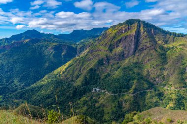 Küçük Adam 'ın zirvesinin ve Sri Lanka' nın etrafının havadan görüntüsü..