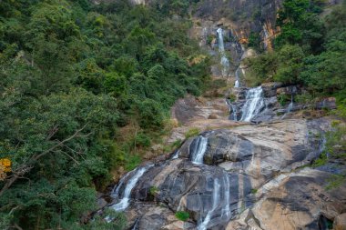 Ella, Sri Lanka yakınlarında Ravana şelalesi.