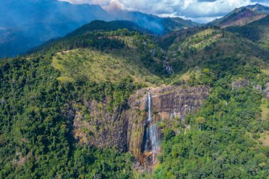 Diyaluma Ella, Sri Lanka yakınlarına düştü.