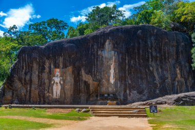 Sri Lanka 'daki Budurwagala antik sahasında taşa oyulmuş Buda heykelleri..