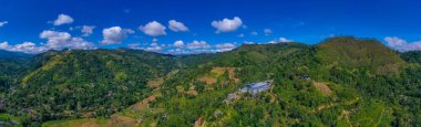 Ella yakınlarındaki köyler ve çay tarlalarıyla dolu Sri Lanka 'nın tepeli manzarası.