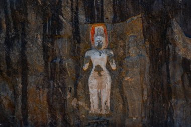 Sri Lanka 'daki Budurwagala antik sahasında taşa oyulmuş Buda heykelleri..