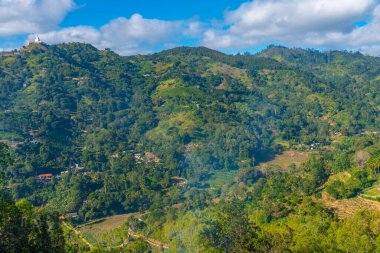 Ella yakınlarındaki köyler ve çay tarlalarıyla dolu Sri Lanka 'nın tepeli manzarası.
