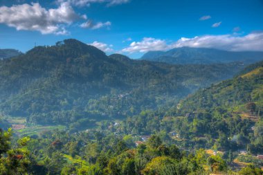 Ella yakınlarındaki köyler ve çay tarlalarıyla dolu Sri Lanka 'nın tepeli manzarası.