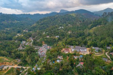 Sri Lanka 'nın tepeli manzarası Demodara yakınlarındaki köyler ve çay tarlalarıyla benekli..
