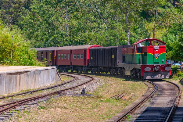 Tren Serpenteando Una Pista Montaña Entre Plantaciones Sri Lanka —  Fotos de Stock