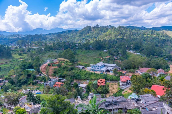 スリランカの丘陵地帯には ハプターレ近くの村や茶畑が点在しています — ストック写真
