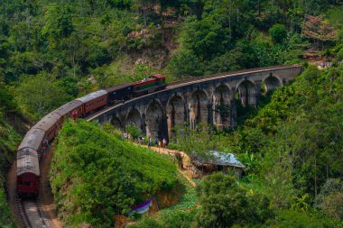 Ella, Sri Lanka yakınlarındaki dokuz kemerli köprüden geçen tren..