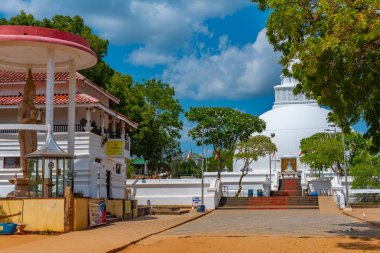 Kataragama, Sri Lanka 'daki Kirivehara (Kiri Vehera) türbesi.