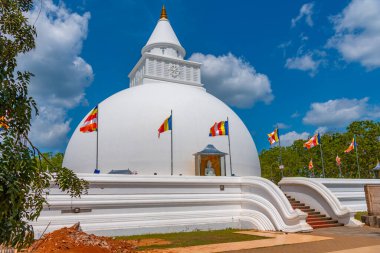 Kataragama, Sri Lanka 'daki Kirivehara (Kiri Vehera) türbesi.