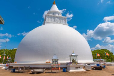 Kataragama, Sri Lanka 'daki Kirivehara (Kiri Vehera) türbesi.