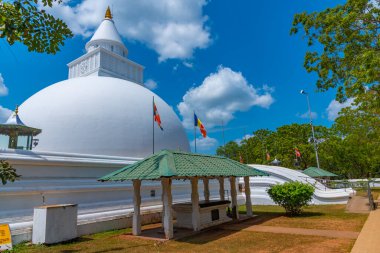 Kataragama, Sri Lanka 'daki Kirivehara (Kiri Vehera) türbesi.