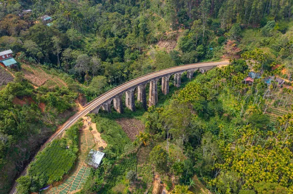 Ella yakınlarındaki Nine Arches Köprüsü, Sri Lanka.