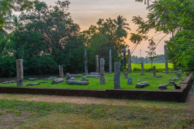 Tissamaharama, Sri Lanka 'daki eski bir imaj evinin kalıntıları..