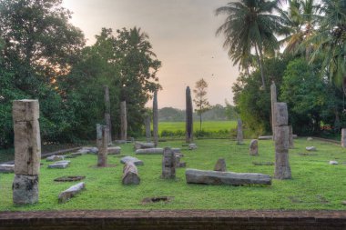 Tissamaharama, Sri Lanka 'daki eski bir imaj evinin kalıntıları..