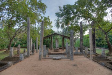 Tissamaharama, Sri Lanka 'daki eski bir imaj evinin kalıntıları..