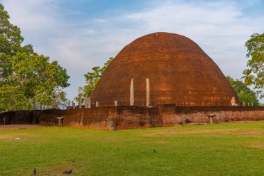 Tissamaharama, Sri Lanka 'da Sandagiri dagaba.
