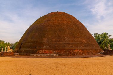 Tissamaharama, Sri Lanka 'da Sandagiri dagaba.