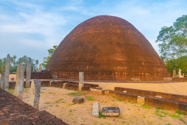 Tissamaharama, Sri Lanka 'da Sandagiri dagaba.