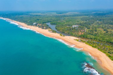 Sri Lanka 'daki Marakolliya plajının havadan görünüşü.