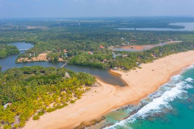 Sri Lanka 'daki Marakolliya plajının havadan görünüşü.
