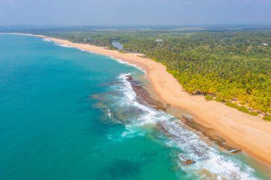 Sri Lanka 'daki Marakolliya plajının havadan görünüşü.