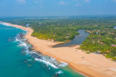 Sri Lanka 'daki Marakolliya plajının havadan görünüşü.