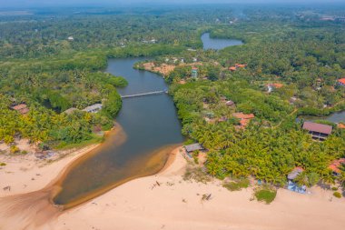 Sri Lanka 'daki Marakolliya plajının havadan görünüşü.