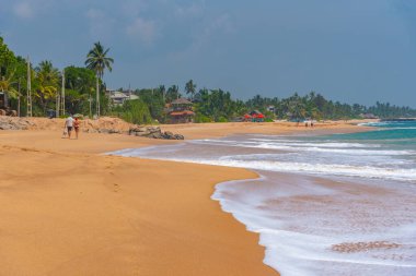 Sri Lanka 'daki Marakolliya sahilinde güneşli bir gün..