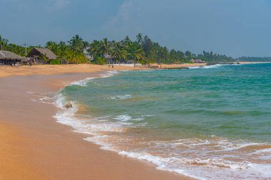 Sri Lanka 'daki Marakolliya sahilinde güneşli bir gün..