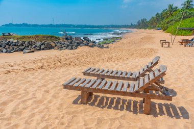 Marakolliya sahilindeki güneşlik yatakları, Sri Lanka.