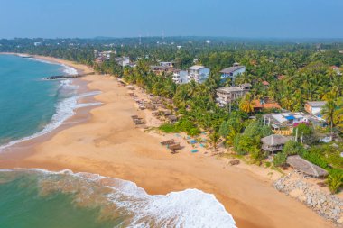 Sri Lanka 'daki Medaketyia plajının havadan görünüşü.