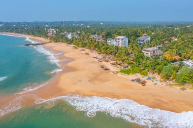 Sri Lanka 'daki Medaketyia plajının havadan görünüşü.