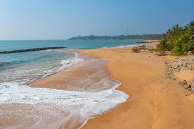 Sri Lanka 'daki Medaketyia plajının havadan görünüşü.