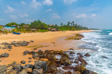 Sri Lanka 'daki Medaketyia plajında güneşli bir gün.