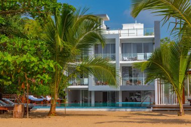 Sri Lanka 'daki Marakolliya plajında modern bir otel..