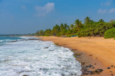 Sri Lanka 'daki Medaketyia plajında güneşli bir gün.