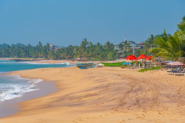 Marakolliya sahilindeki güneşlik yatakları, Sri Lanka.